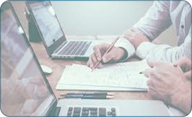 Двое мужчин пишут на листке