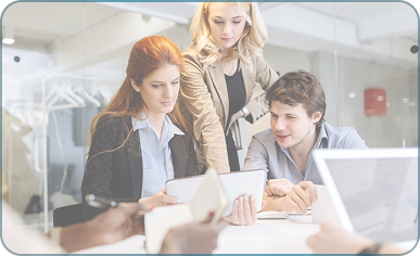 Две девушки и парень что-то обсуждают