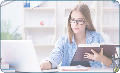 Девушка печатает на ноутбуке