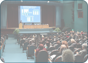 Большая комната с людьми