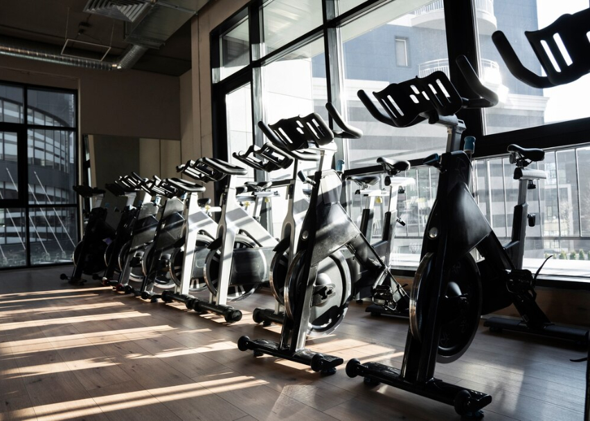 Велотренажеры в тренажерном зале
