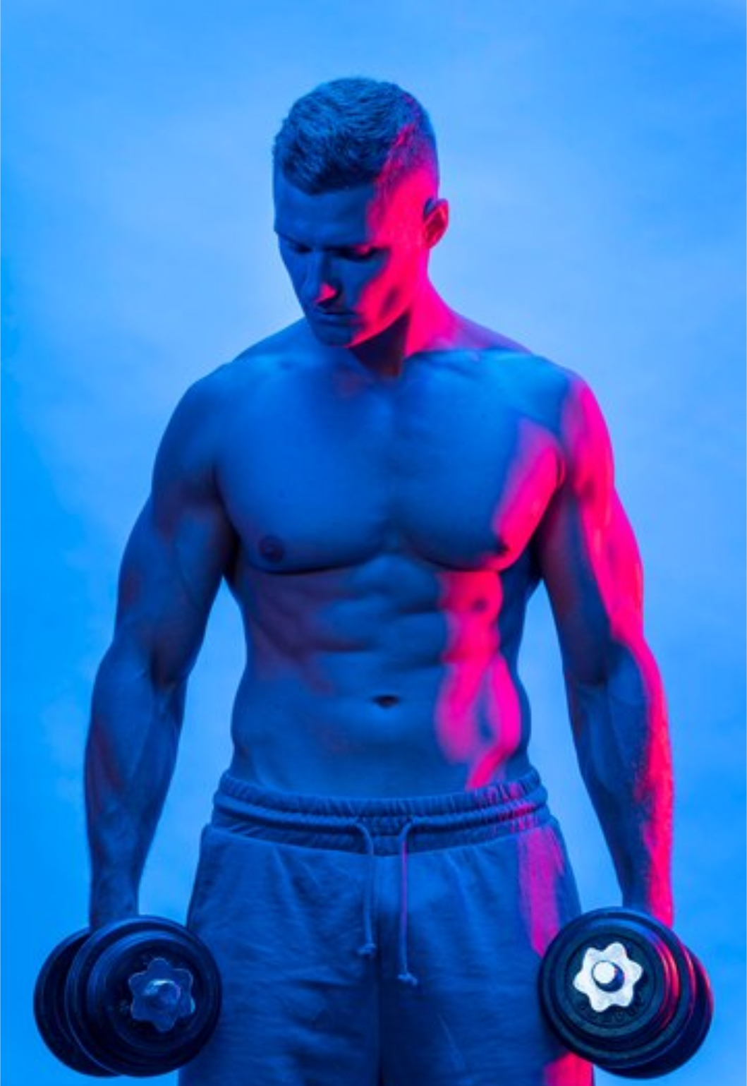 Спортивный парень с гантелями в руках